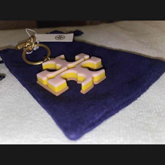 New! Tory Burch Stacked Resin 2 Sided Logo T Keychain/Bag Charm Tan/Shell Pink🎀 - Picture 9 of 12